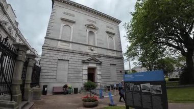 DUBLIN, IRELAND - 25 Temmuz 2024: Doğal Tarih Müzesi dış görünüş, neoklasik cephe