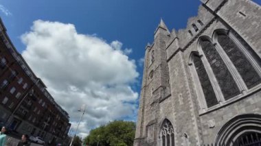 DUBLIN, IRELAND - 25 Temmuz 2024: Dublin İrlanda 'daki Saint Patrick katedralinin dışı
