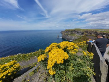 DOOLIN, IRELAND Ziyaretçileri güneşli bir günde Moher Kayalıklarının tadını çıkarıyorlar