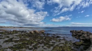 Galway yakınlarındaki İrlanda kıyıları sular çekildiğinde
