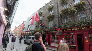 DUBLIN, IRELAND - 26 HAZİRAN 2024: Tapınak Bar, Tapınak Bar 'ın önündeki insanlar İrlanda' nın kültürel bölgesi ve şehir gece hayatının merkezidir.