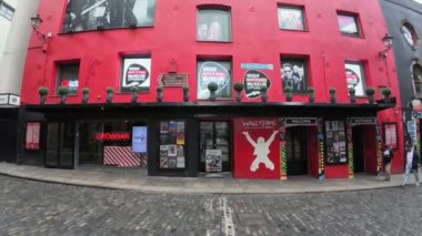 DUBLIN, IRELAND - 26 Temmuz 2024: Temple Bar District, The Rock and Roll Müzesi İrlandalı rock yıldızlarını kutlayan yerel hayat