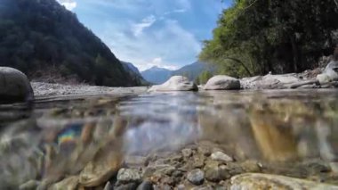 Yarısı su altı videosu, Valle Maggia, İsviçre 'deki nehir taşları.