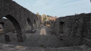 Howth, İrlanda 'daki St. Mary Kilisesi ve mezarlığı