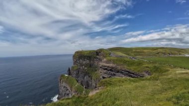İrlanda 'daki Moher Uçurumlarının nefes kesici manzarası