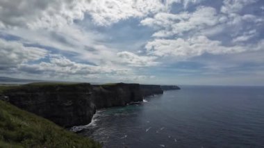 İrlanda 'daki Moher Uçurumlarının nefes kesici manzarası