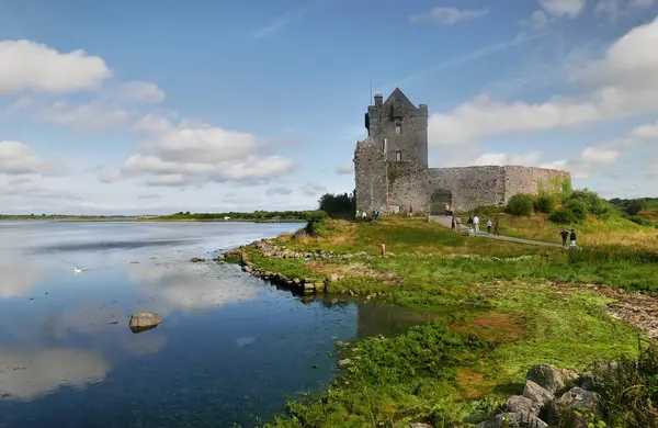 GALway, IRELAND - 28 Temmuz 2024 İnsanlar Kinvarra yakınlarındaki County Galway 'deki Dunguaire Kalesi' ni ziyaret ediyor.