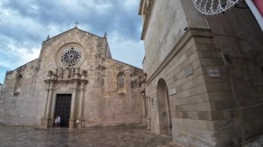 OTRANTO, İTALYA - 6 Eylül 2024: Aziz Mary Katedrali altında yerel yaşam