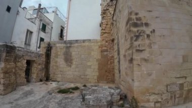 OTRANTO, İtalya - 6 Eylül 2024: Eski Porta a Mare kapısının altındaki insanlar
