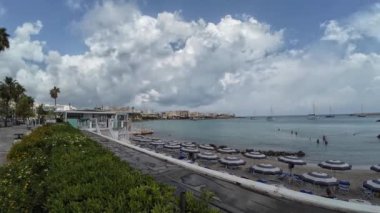 OTRANTO, İTALYA - 6 Eylül 2024: Otranto kasabasının kuzey tarafındaki körfezin karşısındaki gezinti alanındaki plajların görüntüsü