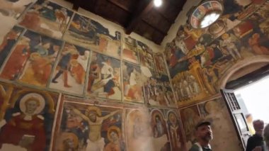 SOLETO, İtalya - 4 Eylül 2024: Santo Stefano Kilisesi içinde Bizans tarzı freskler