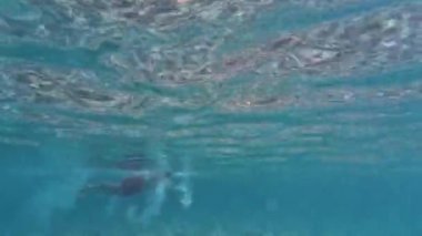 Akdeniz 'de, Salento, İtalya' da su altında bir adam.