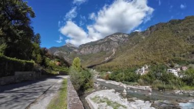 İsviçre 'nin Malvaglia köyü yakınlarındaki Blenio Vadisi' ndeki Brenno Nehri