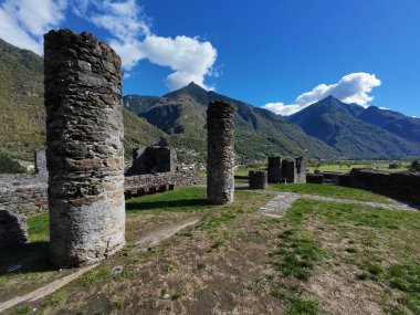 Serravalle Şatosu, İsviçre 'nin Canton Ticino kentindeki Serravalle belediyesindeki kaleyi harap etti.