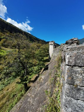 Serravalle Şatosu, İsviçre 'nin Canton Ticino kentindeki Serravalle belediyesindeki kaleyi harap etti.