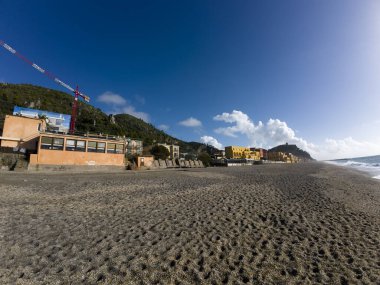 Varigotti plajı, İtalyan sahili, balık gözü manzarası.