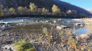 İsviçre Bellinzona yakınlarındaki Ticino Nehri boyunca sel yatağı