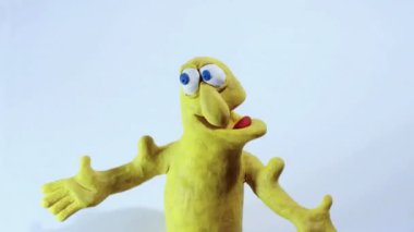 Bisepslerini esneten sarı bir çizgi film karakterinin hareketini durdurun.