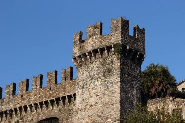 İsviçre 'nin Bellinzona kentinde ortaçağ tahkimatları kurulmuştur.