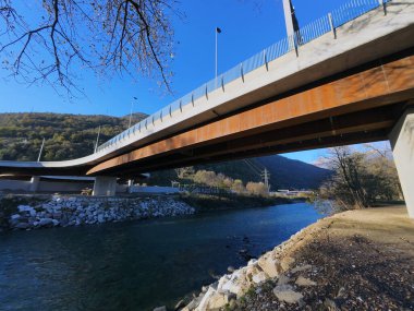 A2 karayolu ve Ticino nehri üzerindeki modern yarı kavşak köprüsü, Bellinzona, İsviçre