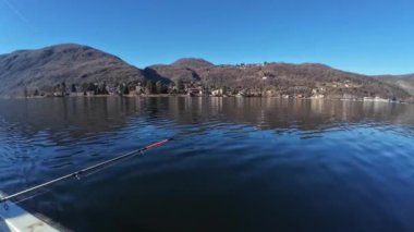 Küçük bir teknede balık tutmak, Caslano, İsviçre