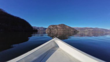 İsviçre, Caslano 'ya doğru küçük tekne pruvası.