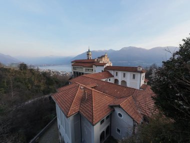Dini kompleksin havadan görünüşü Maggiore Gölü ve İsviçre 'nin Locarno şehrinin nefes kesen manzarasıyla kayalık bir çıkıntıya tünemişti.
