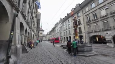 BERN, SWitzERLAND - 18 HAZİRAN 2025: KramGasse 'daki insanlar eski kasabadaki bir alışveriş caddesi
