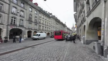 BERN, SWitzERLAND - 18 Ocak 2025: KramGasse alışveriş caddesinde yerel yaşam Einstein Haus 'tan Zytglogge Tarihi Saat Kulesi' ne 