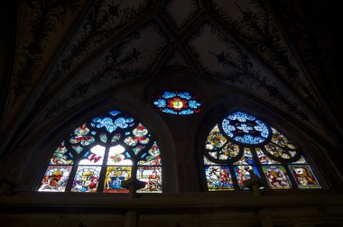 BERN, SWitzERLAND - 18 HAZİRAN 2025: Bern Minster katedrali, boyalı cam pencere