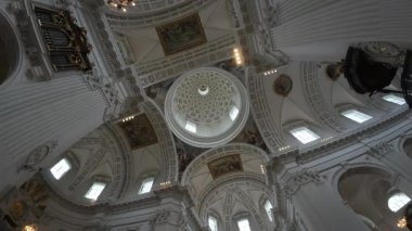 SOLOTHURN, SWitness ZERLAND - 22 Şubat 2025: Ulusal öneme sahip İsviçre Katedrali 'nin Barok iç mimarisi