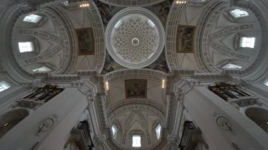 SOLOTHURN, SWitness ZERLAND - 22 Şubat 2025: Ulusal öneme sahip İsviçre Katedrali 'nin Barok iç mimarisi