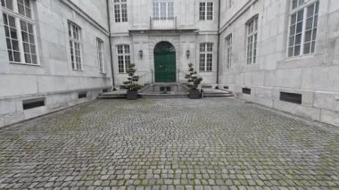 SOLOTHURN, SWitzERLAND - 22 Şubat 2025: Aare Nehri 'nin yanında 1703-1706 yılları arasında inşa edilen Palais Besenval Barok Sarayı