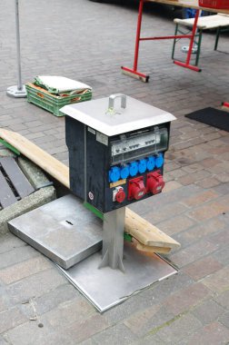 SOLOTHURN, SWitness ZERLAND - 22 Şubat 2025: Geleneksel Old Town sokak pazarında elektrik prizi