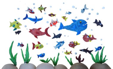 Plastik karikatür. Denizin altında tropik balık sürüsü.
