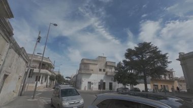 SOLETO, İtalya - 20 Nisan 2025: Tarihi Barok Çan Kulesi 'nin altındaki yerel yaşam