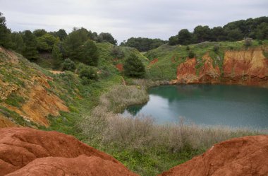 Otranto 'nun boksit ocağı, şimdi terk edildi. Bauxite alüminyum üretmek için kullanılan bir mineraldir. Salento, Puglia, İtalya
