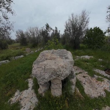 Li Scusi Dolmen, Salento bölgesinde antik İtalyan taş devri binası.