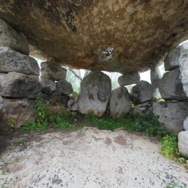Li Scusi Dolmen, Salento bölgesinde antik İtalyan taş devri binası.