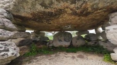 Li Scusi Dolmen, Salento bölgesinde antik İtalyan taş devri binası.
