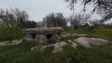 Li Scusi Dolmen, Salento bölgesinde antik İtalyan taş devri binası.