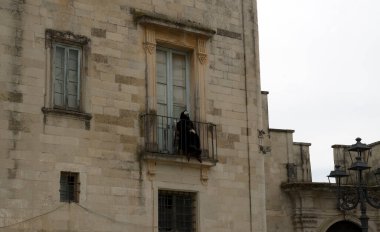 POGGIARDO, İtalya - 16 Nisan 2025: Salento 'daki Paskalya geleneği Caremma kuklası sembolik olarak Karnaval' ın karısının özelliklerini temsil ediyordu