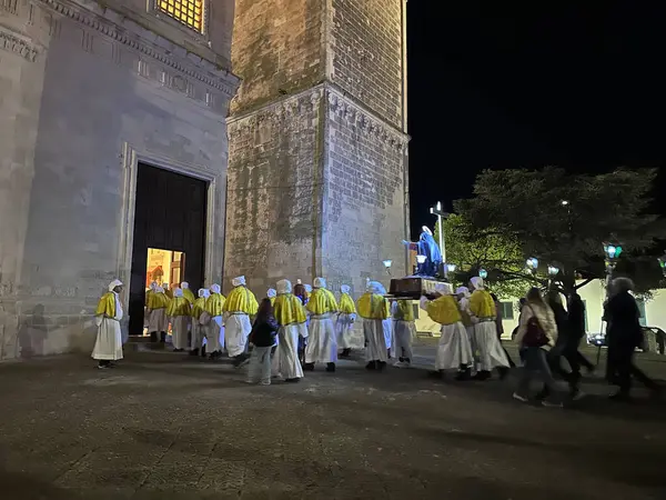 SOLETO, İTALYA - 18 NİSAN 2025 Kutsal Hafta boyunca Kederli Hanımefendimizin heykeli kilisenin içinde taşınır.