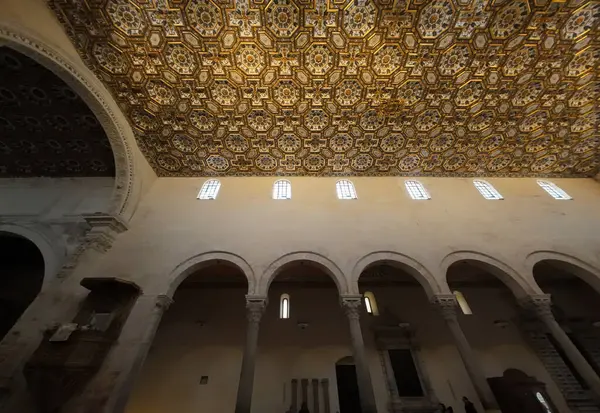 OTRANTO, İTALYA - 16 Nisan 2025: Santa Maria Annunziata Bazilikasının tavanı XI. Yüzyıl Roma Katolik katedrali