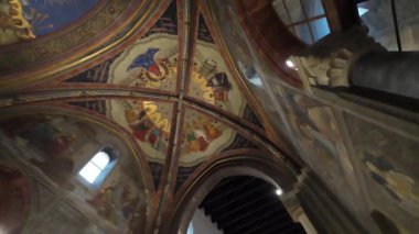 NARDO, İtalya - 13 Nisan 2025: Bakire Meryem 'in Varsayımına adanmış Roma Katolik Katedrali' nin iç görünümü