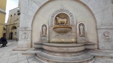 NARDO, İtalya - 13 Nisan 2025: Salandra Meydanı 'ndaki meşhur Boğa Çeşmesi