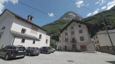 OSOGNA, SWitzERLAND - 23 Mayıs 2025: XV yüzyılın Saints Felino ve Gratiniano Kilisesi 'nin dışı