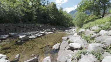 Osogna 'da güzel bir şelale Ticino bölgesi, İsviçre