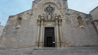 OTRANTO, İTALYA, Santa Maria Annunziata Bazilikasının ön cephesi X. yüzyıl Roma Katolik katedrali