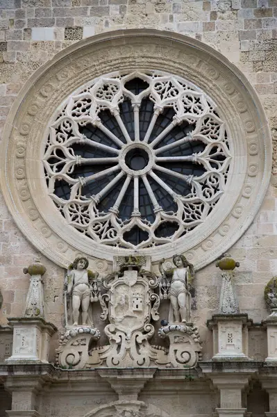 OTRANTO, İTALYA, Santa Maria Annunziata Bazilikasının gül penceresi. 16. yüzyıl Roma Katolik katedrali.